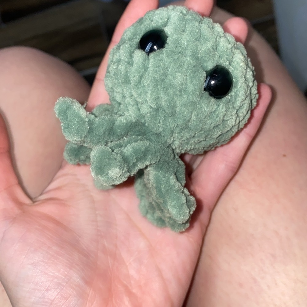 🪿Adorable hand made green octopus! - Picture 4 of 4